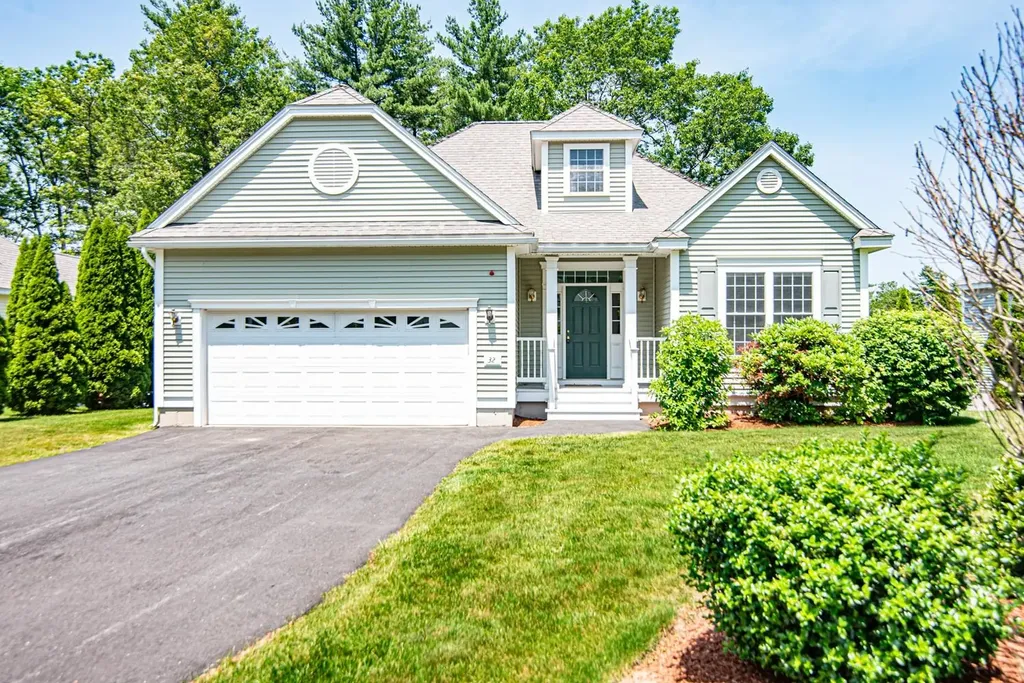 32 Saint Andrews Way Londonderry NH 03053