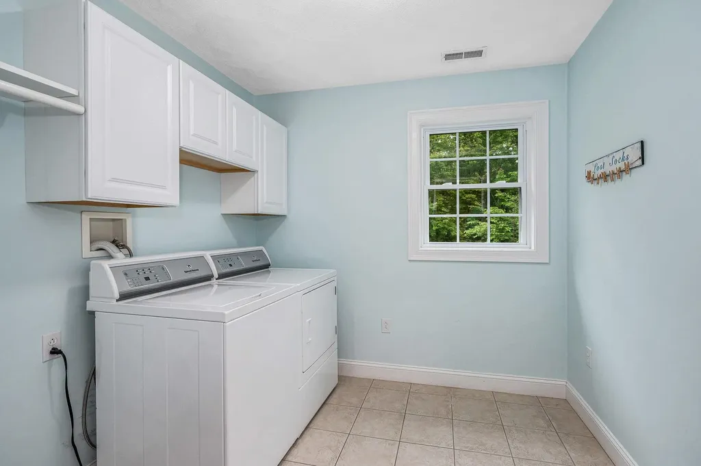 17 Cardiff Road Windham NH 03087