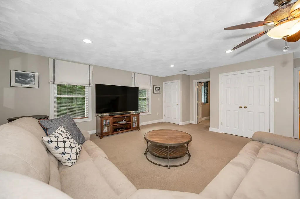 17 Cardiff Road Windham NH 03087