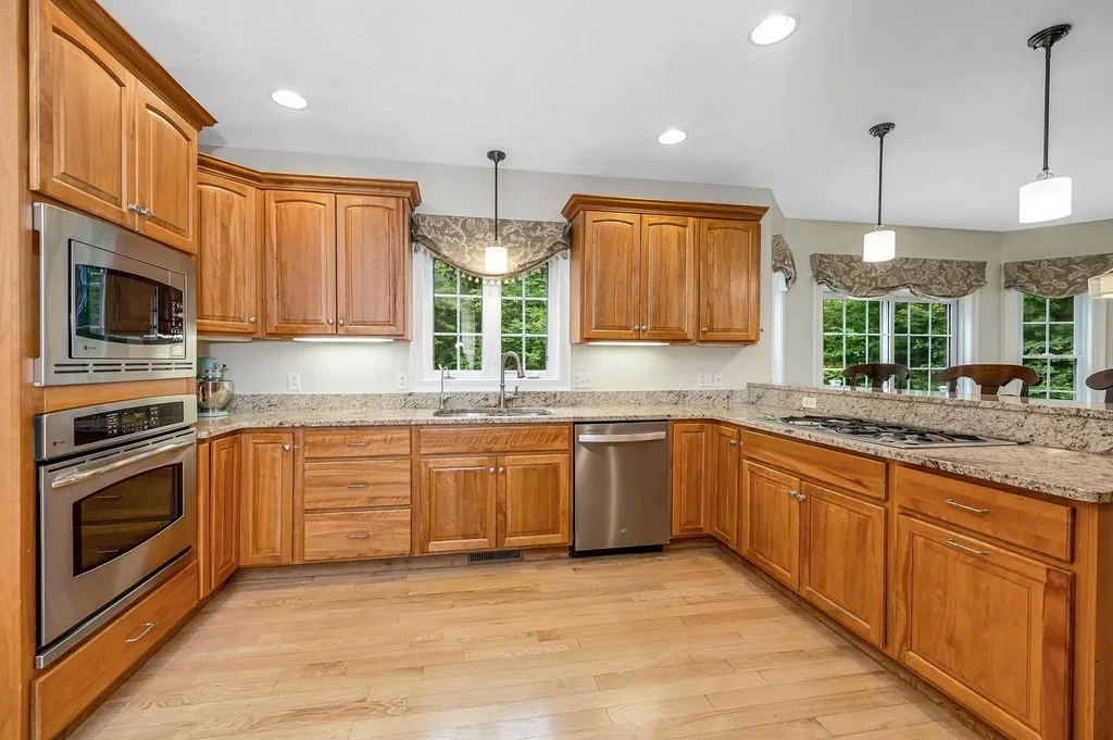 17 Cardiff Road Windham NH 03087