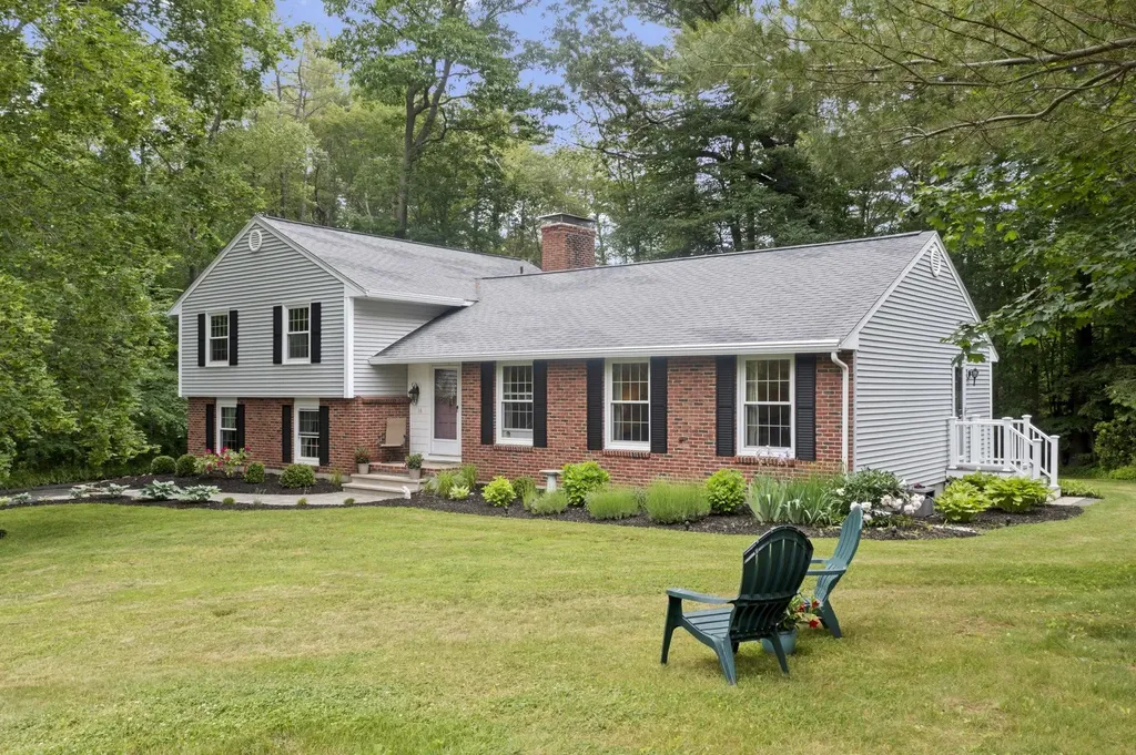 16 Hampshire Drive North Hampton NH 03862