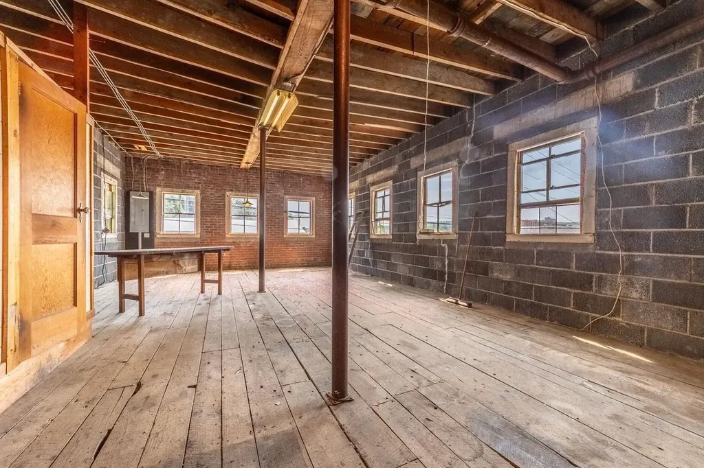 17 E Bow Street Franklin NH 03235