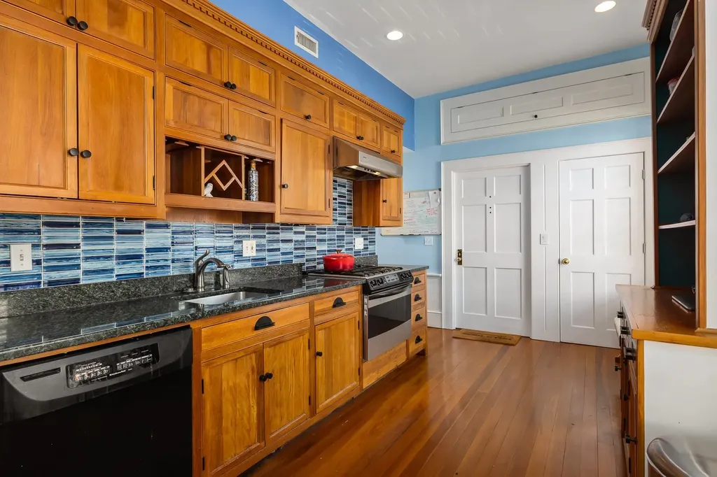 73 Daniel Street Portsmouth NH 03801