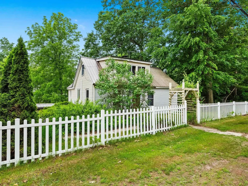 648 Raymond Road Chester NH 03036