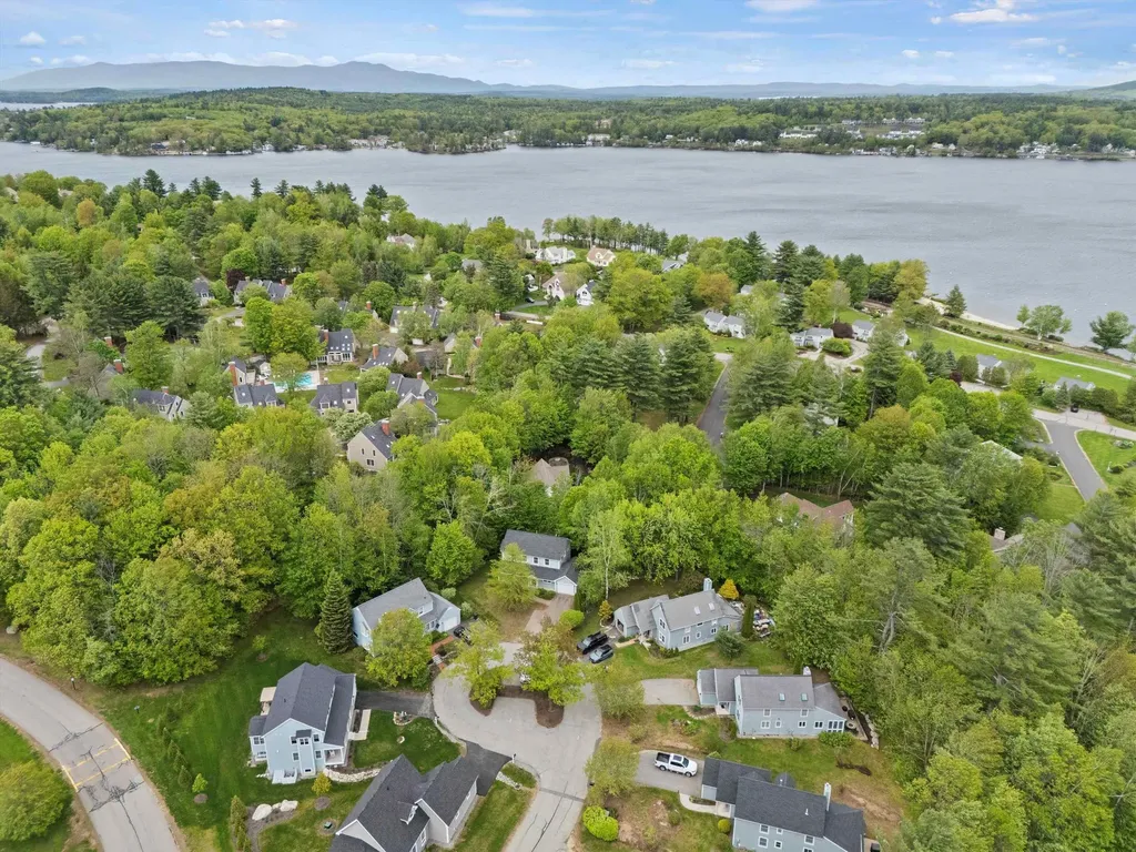 25 Sweetbrier Way Laconia NH 03246