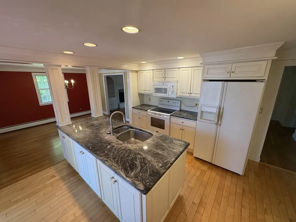 35 Woodland Drive Nashua NH 03063