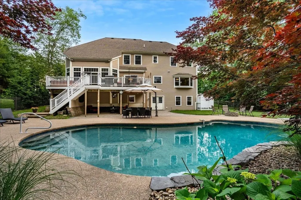 74 Settlers Court Bedford NH 03110