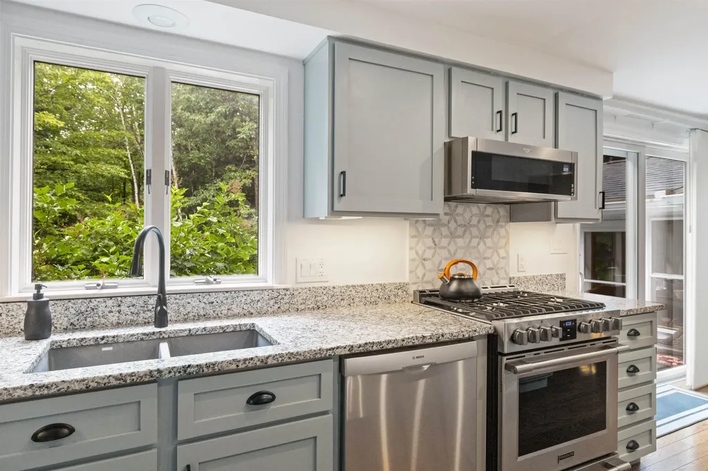 13 Mcneil Road Hillsborough NH 03244