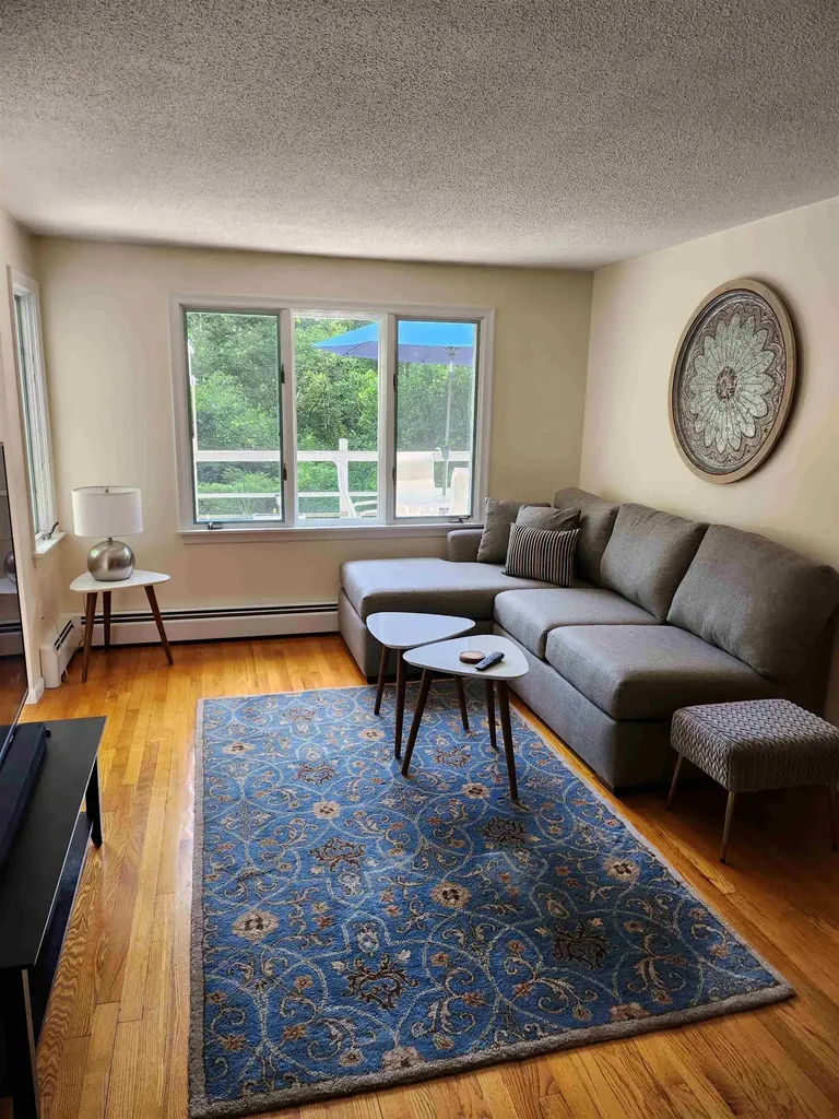 24 Chapel Road North Hampton NH 03862