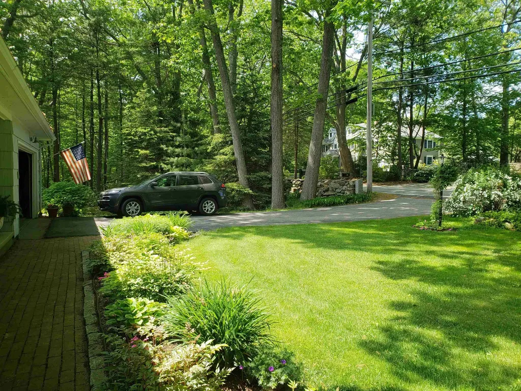 24 Chapel Road North Hampton NH 03862