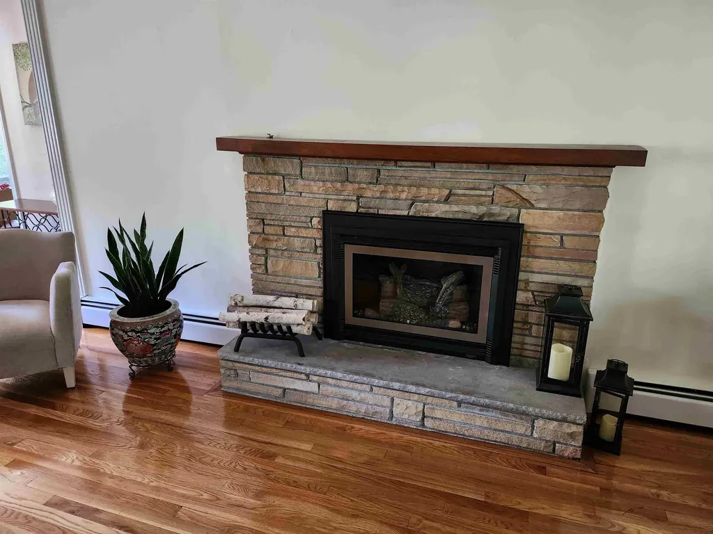 24 Chapel Road North Hampton NH 03862