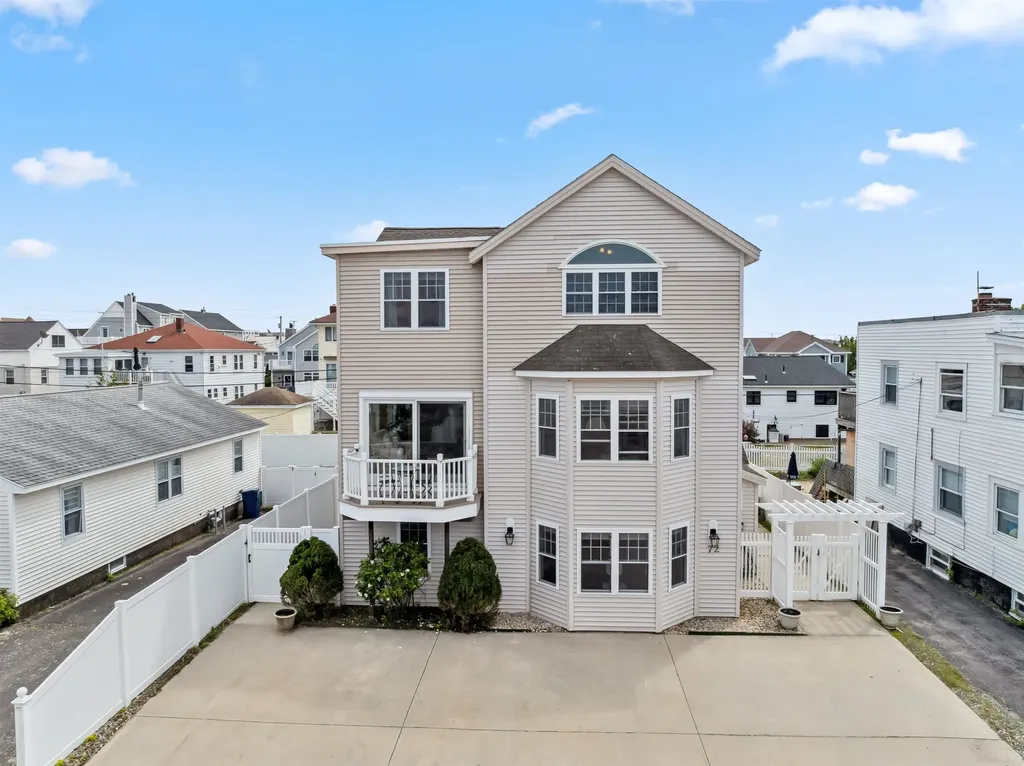 72 Plymouth Street Hampton NH 03842