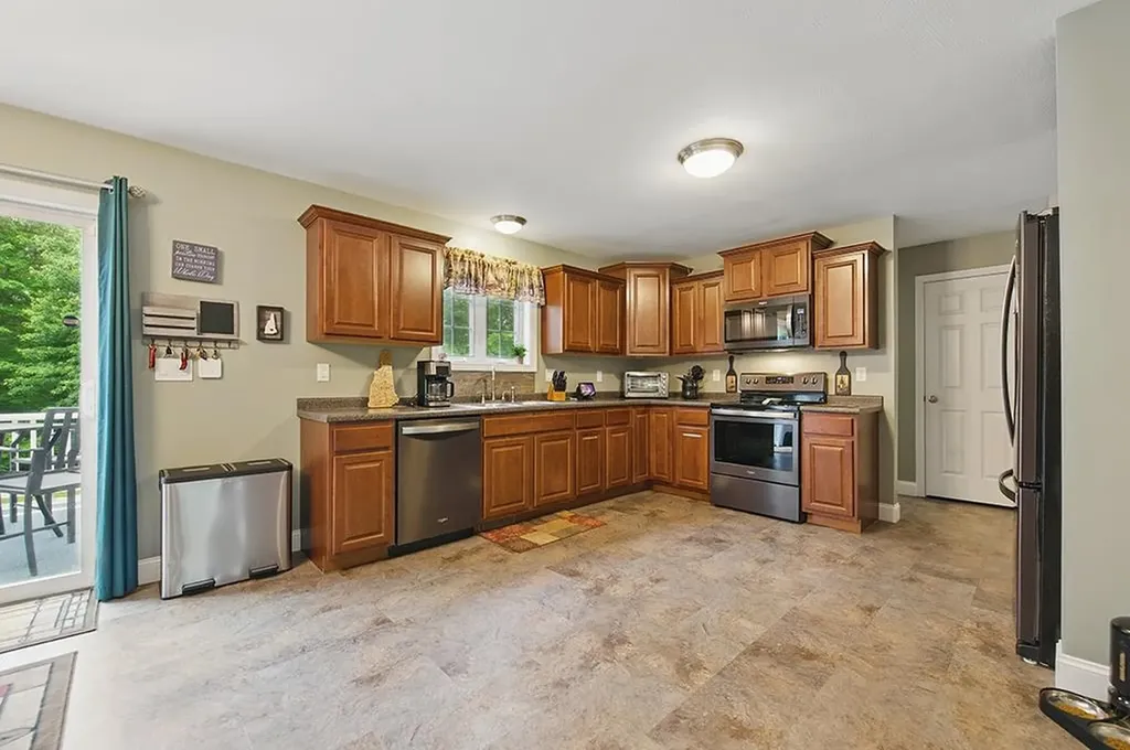 25 Pond Road Raymond NH 03077