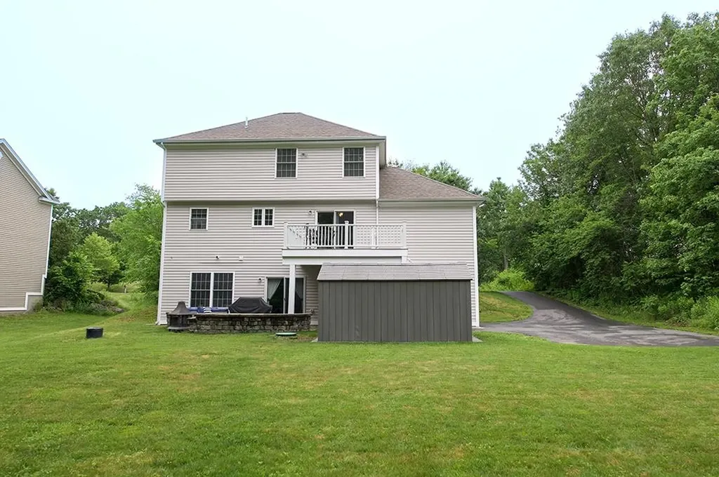 25 Pond Road Raymond NH 03077