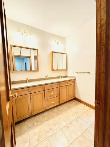 1 Jenny Dickey Hill Road Derry NH 03038