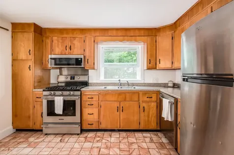 8 Woodridge Road Durham NH 03824