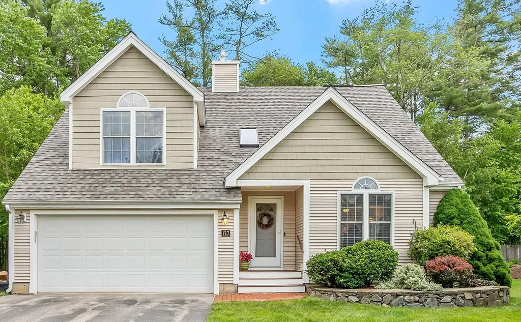 127 Hampton Meadows Hampton NH 03842