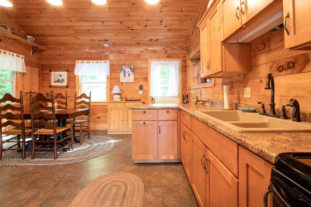 491 The Lane Peacham VT 05862