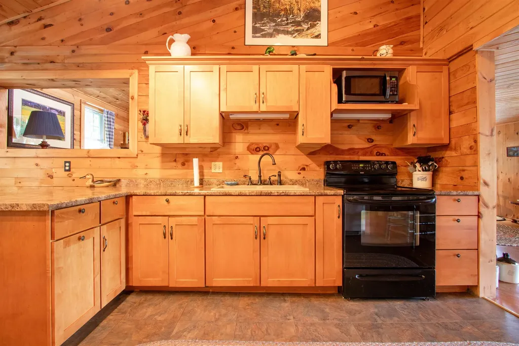 491 The Lane Peacham VT 05862