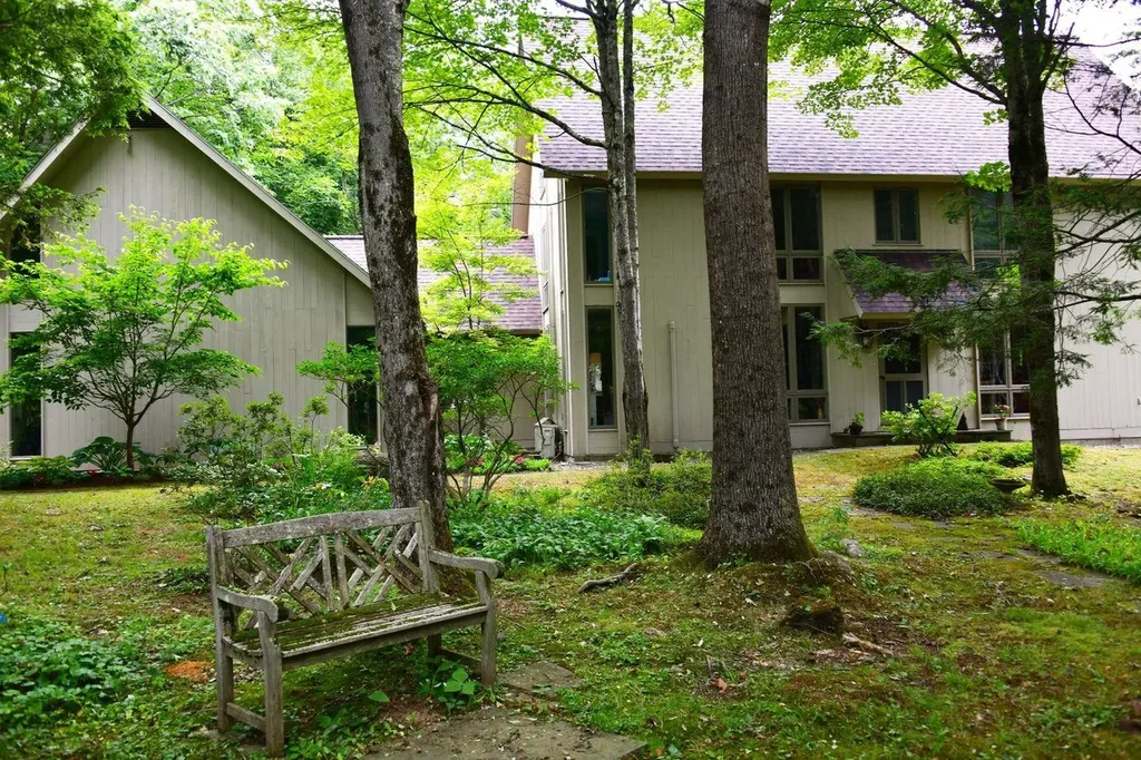 27 Lee Farm Road Hancock NH 03449