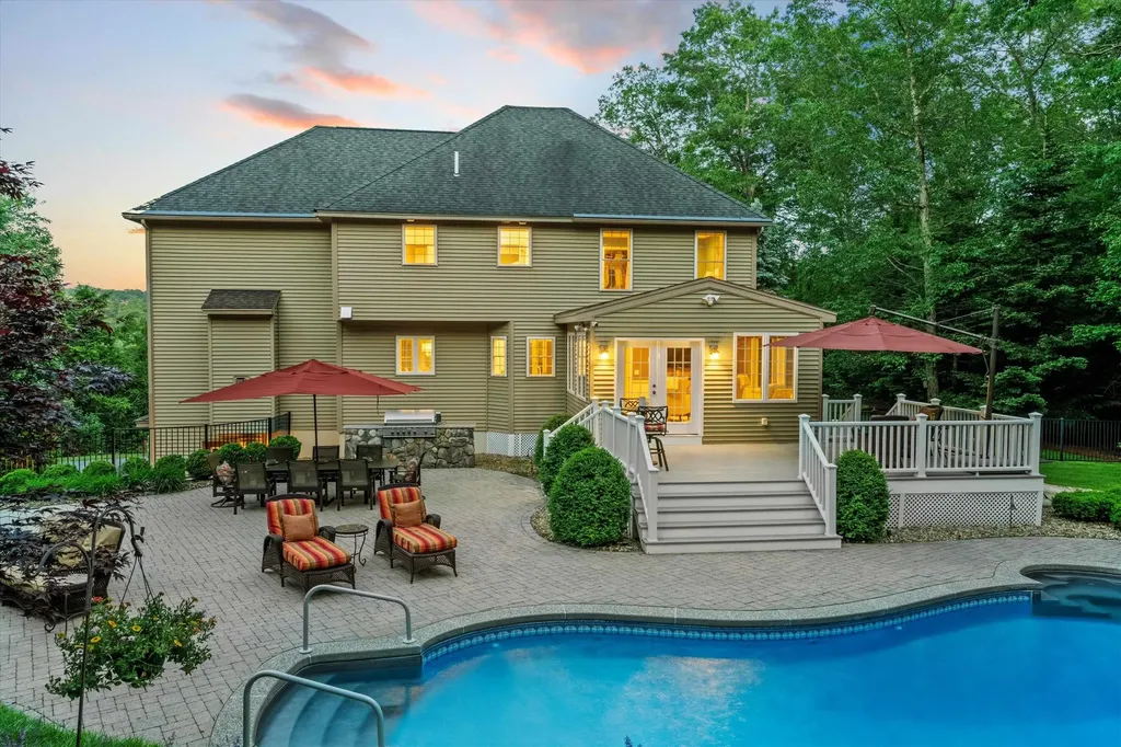 104 Windsor Drive Auburn NH 03032