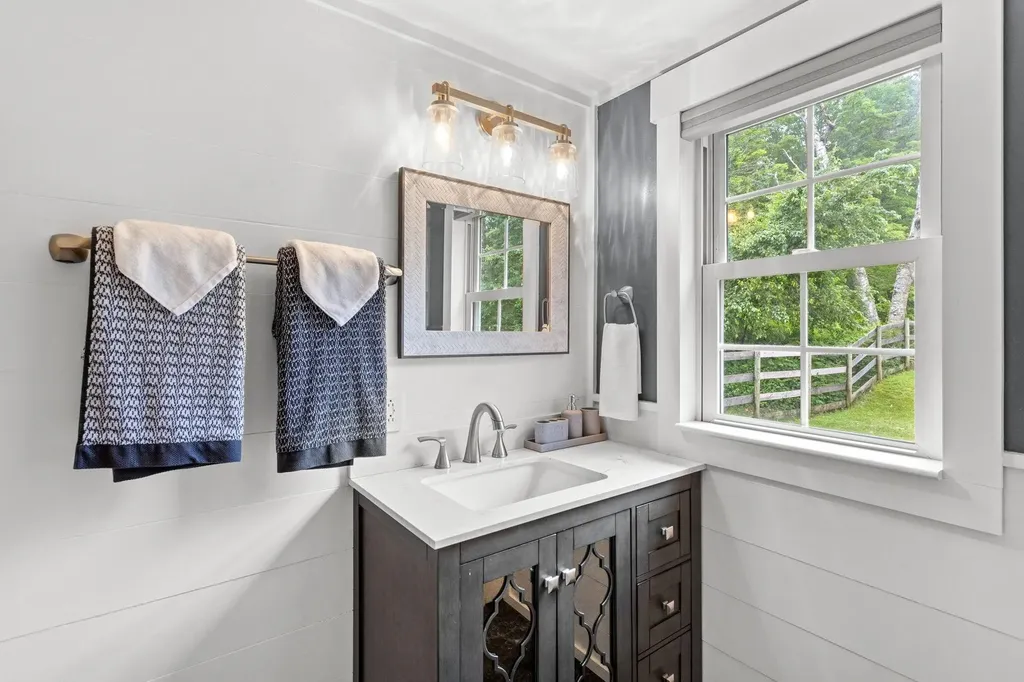 10 Pine Street Alton NH 03809