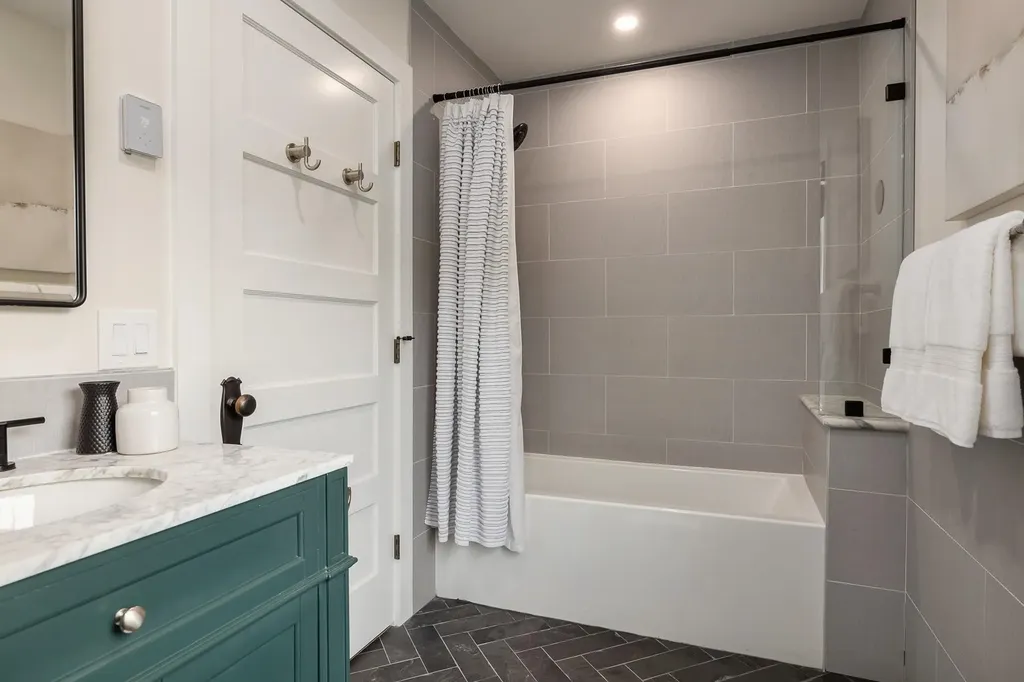 28 New Castle Avenue Portsmouth NH 03801