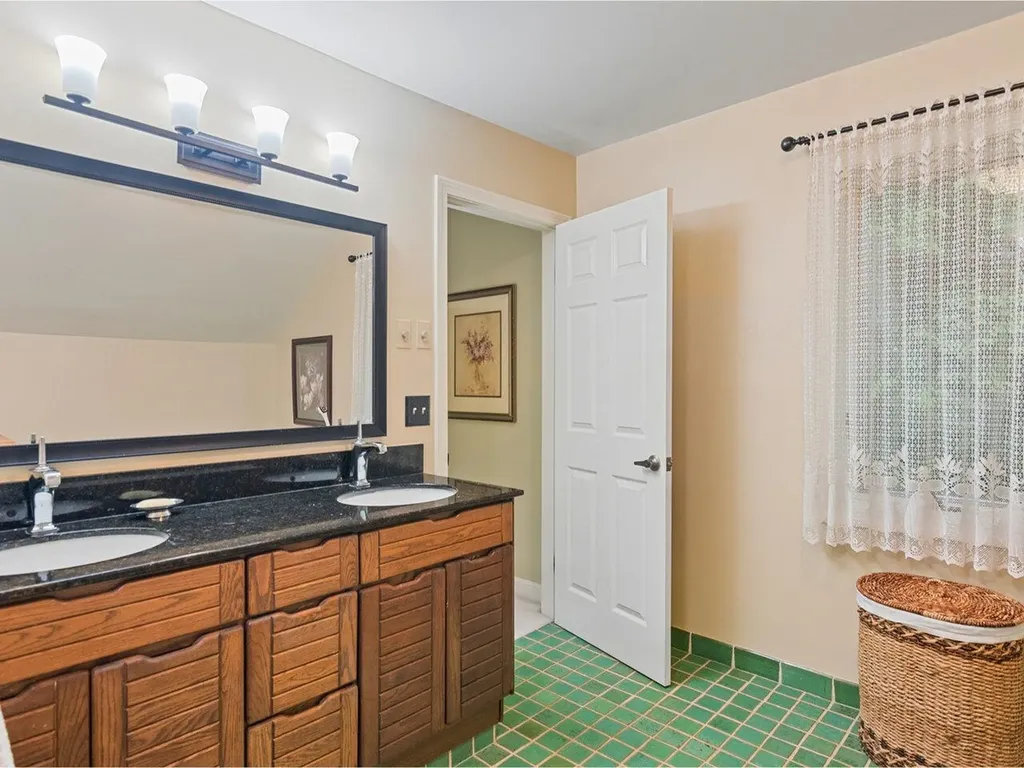 66 Dunder Road Burlington VT 05401