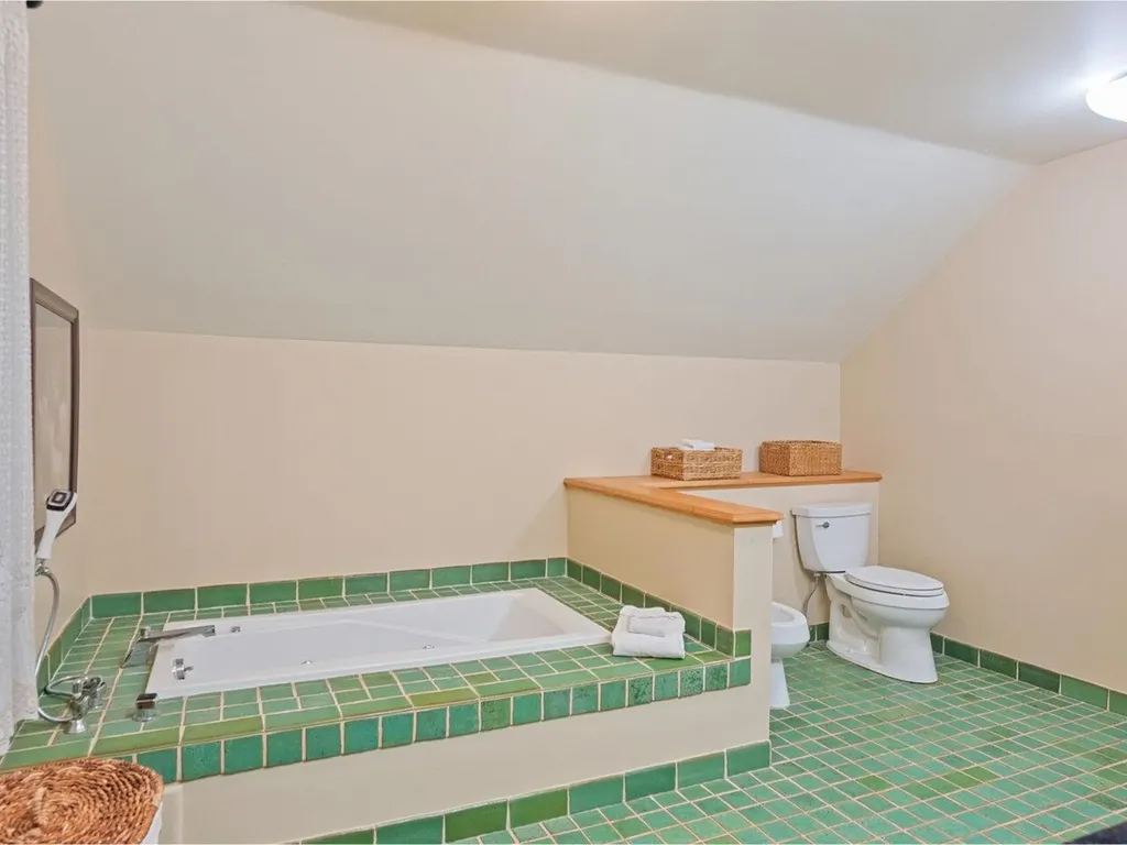 66 Dunder Road Burlington VT 05401