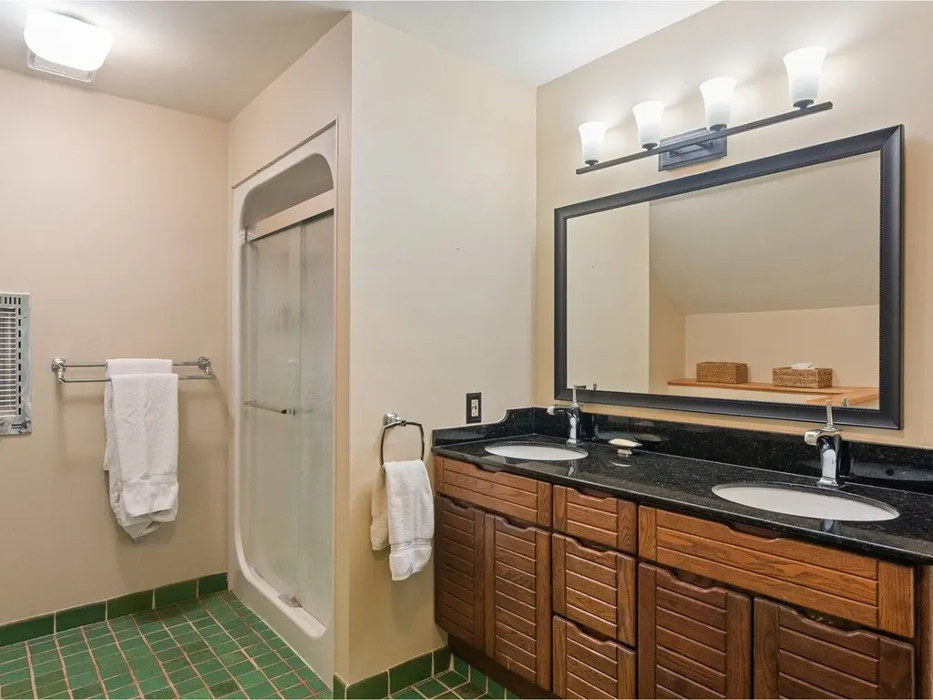 66 Dunder Road Burlington VT 05401