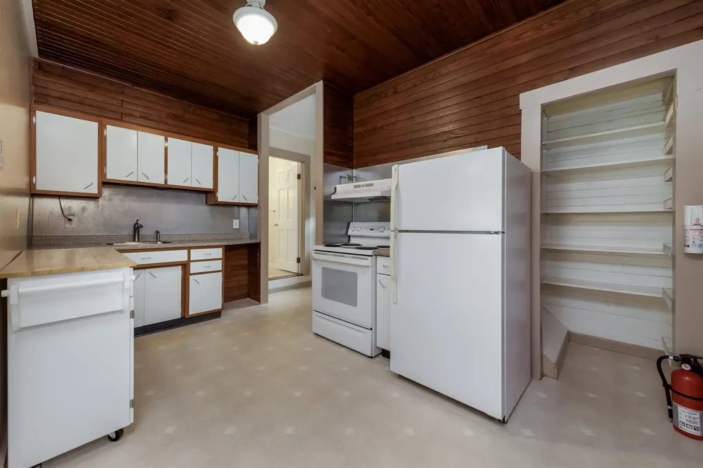 31 Abbey Road Hartford VT 05001