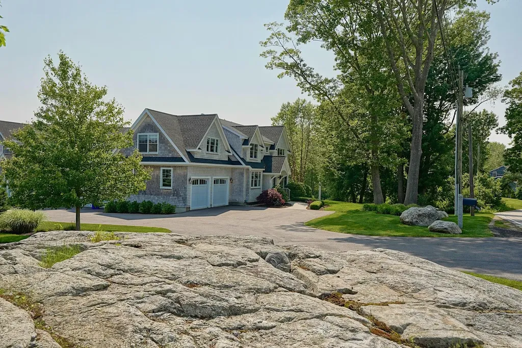 16 Maple Road North Hampton NH 03862