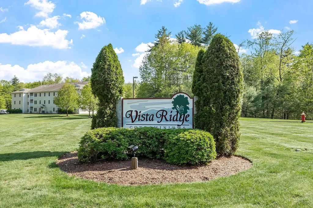 18 Crestview Circle Londonderry NH 03053
