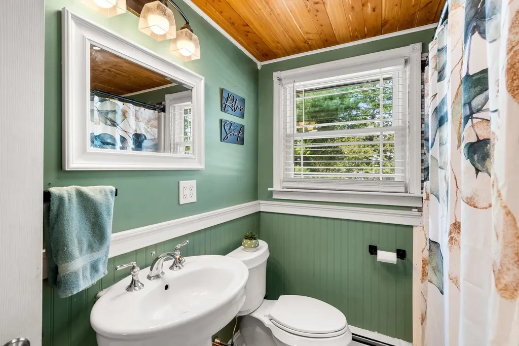 17 Cedar Street Hudson NH 03051