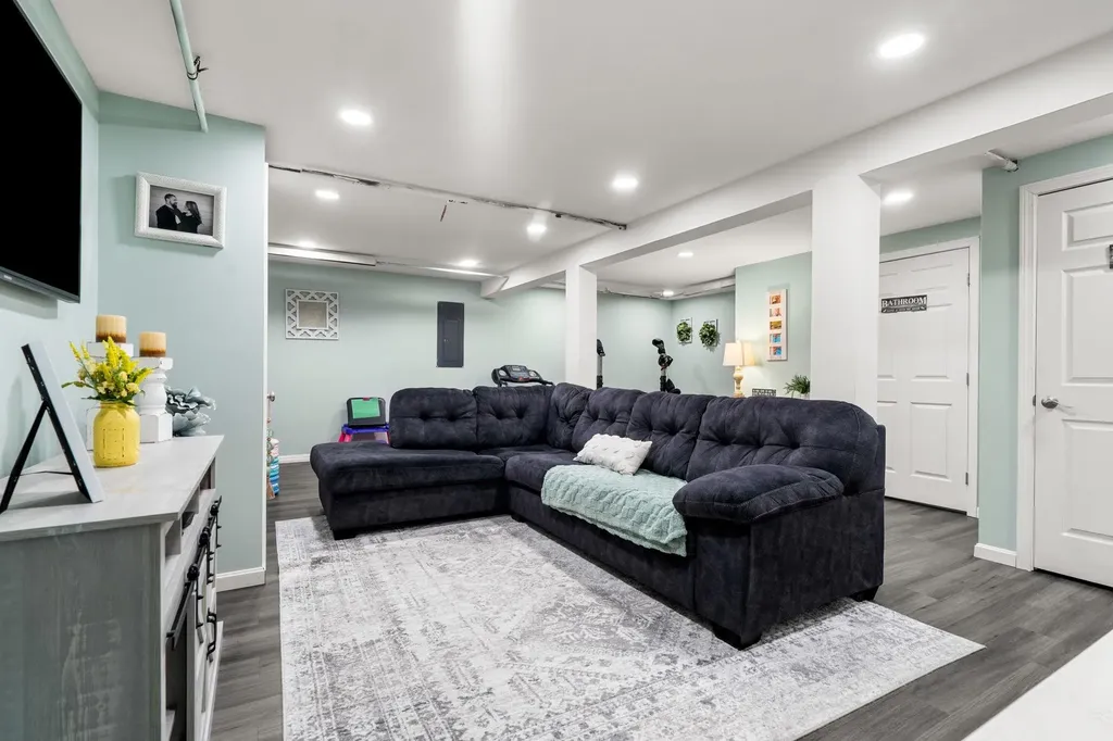 17 Cedar Street Hudson NH 03051