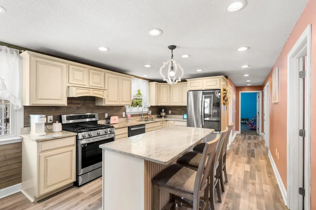 17 Cedar Street Hudson NH 03051