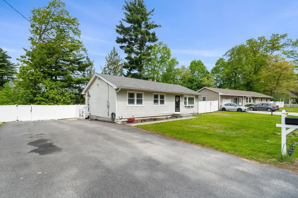 17 Cedar Street Hudson NH 03051