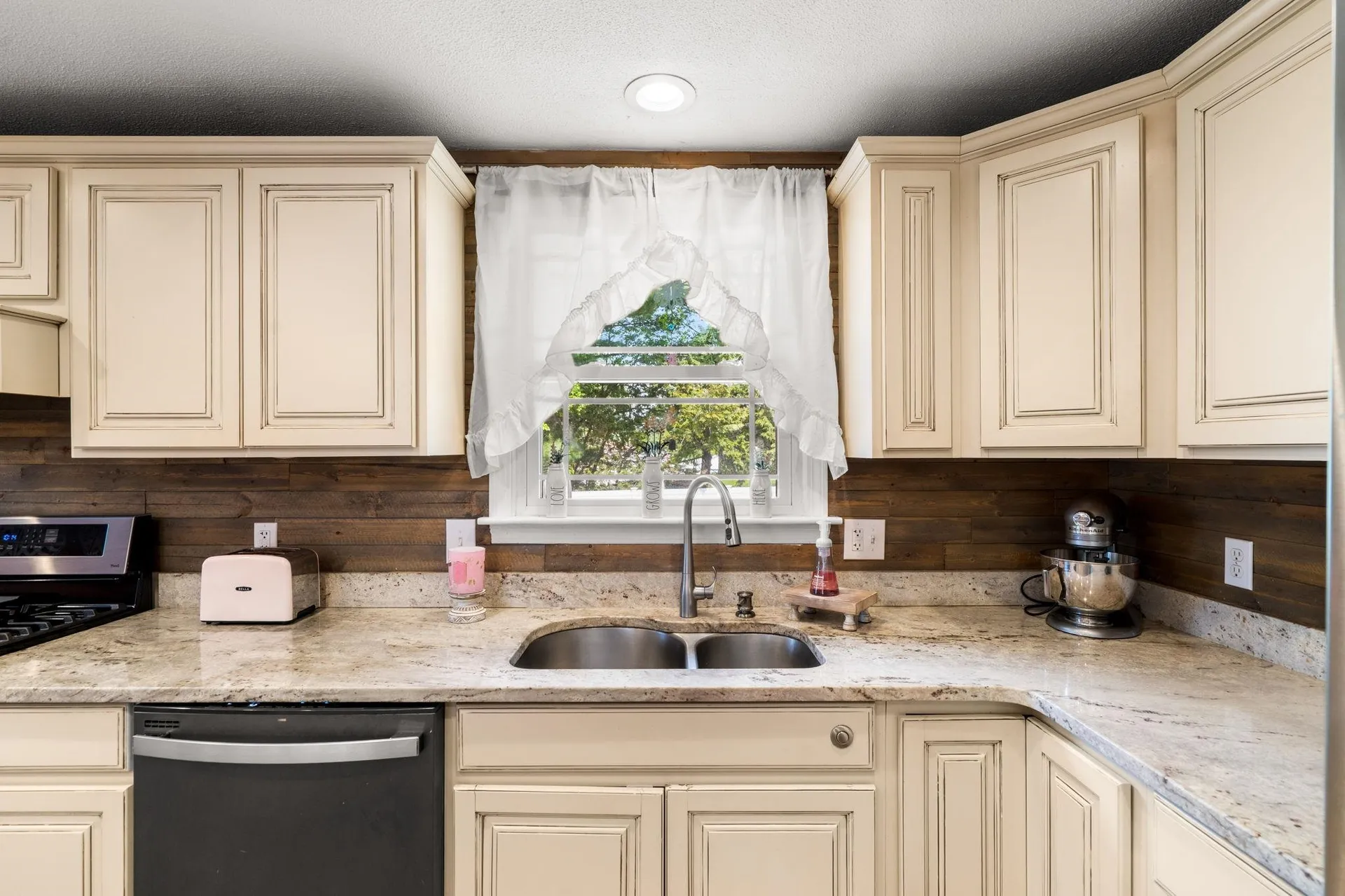 17 Cedar Street Hudson NH 03051