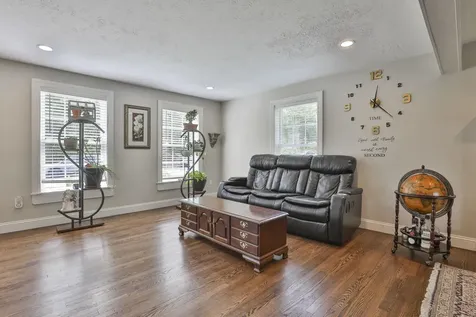 8 Bicentennial Drive Nashua NH 03062