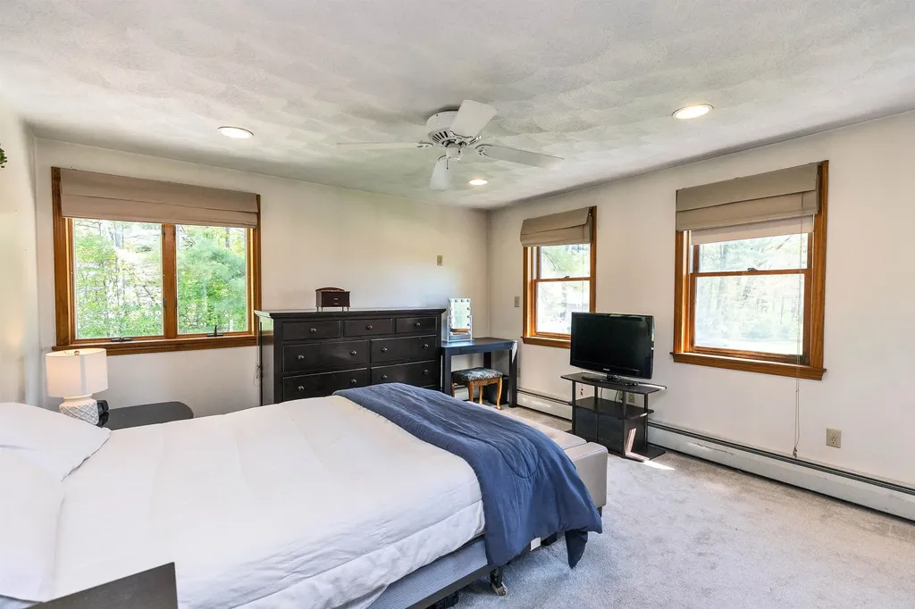 3 Pondview Drive Litchfield NH 03052