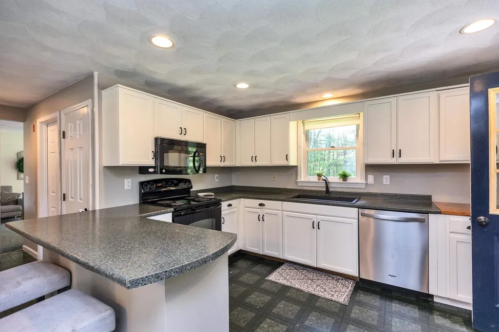 3 Pondview Drive Litchfield NH 03052