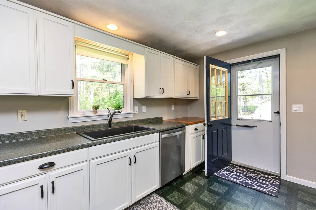 3 Pondview Drive Litchfield NH 03052