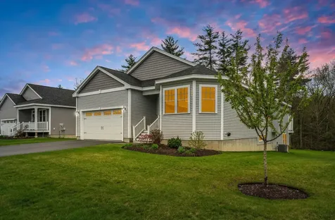 28 Blackstone Drive Raymond NH 03077