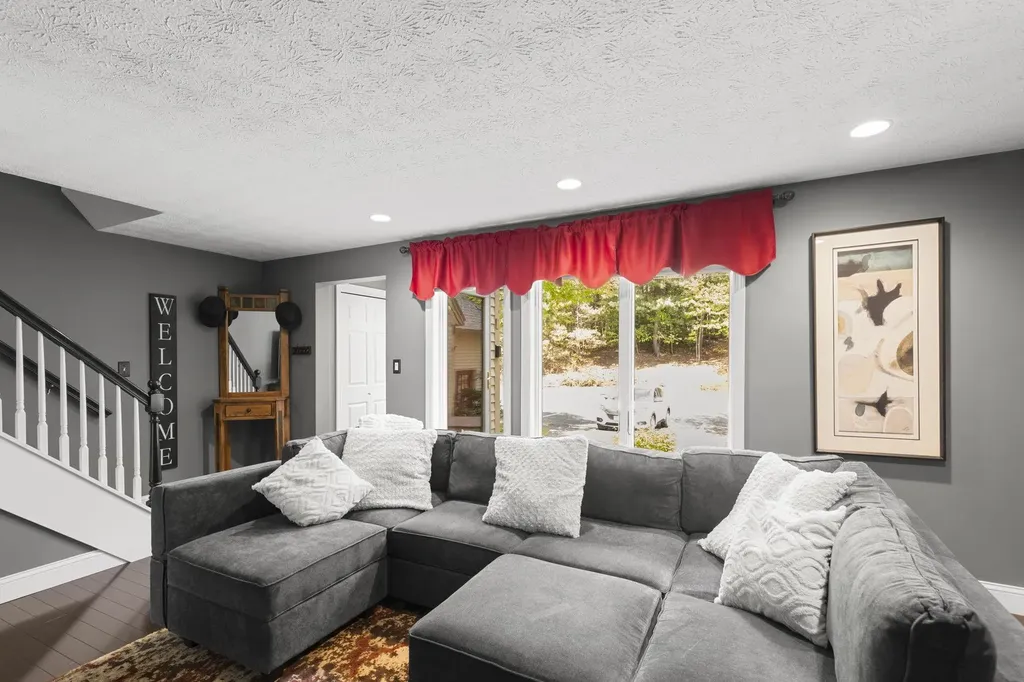 40 Prestonfield Road Nashua NH 03064