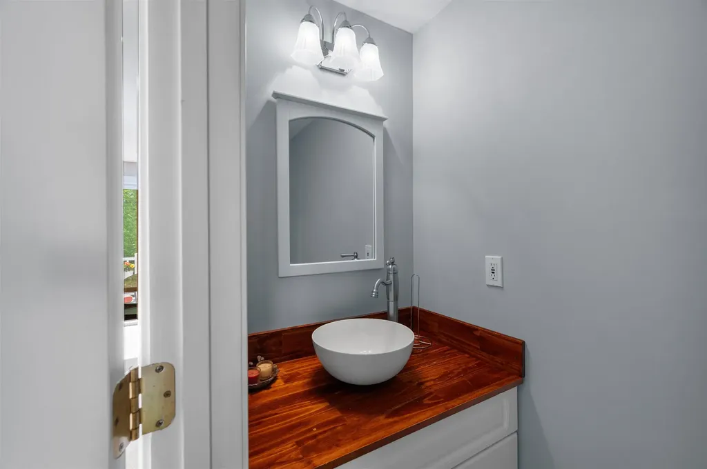 6 Greystone Road East Kingston NH 03827