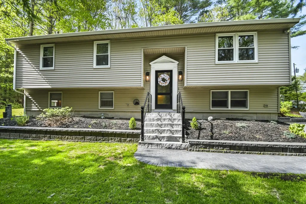 4 Tamarack Lane Raymond NH 03077