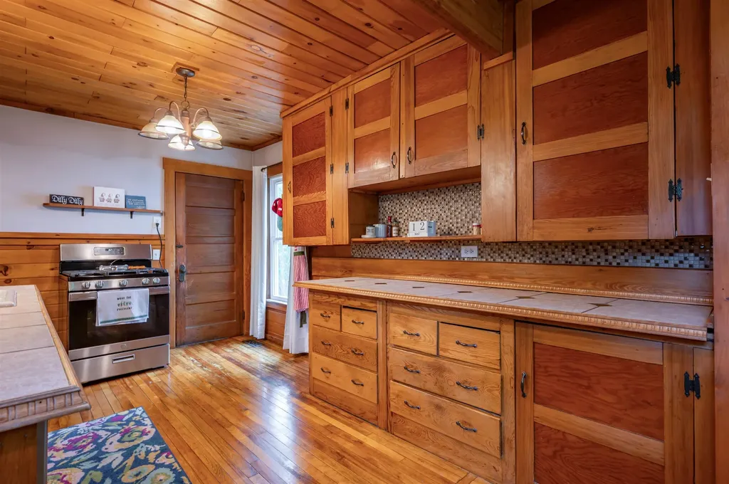 18 Wentworth Street Plymouth NH 03264