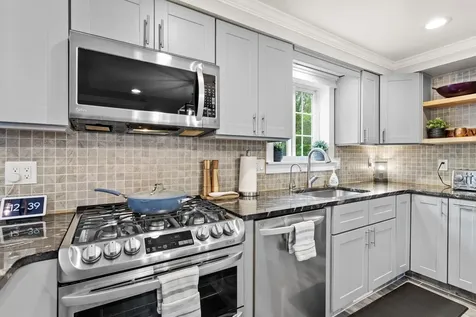 27 Cambridge Drive Merrimack NH 03054