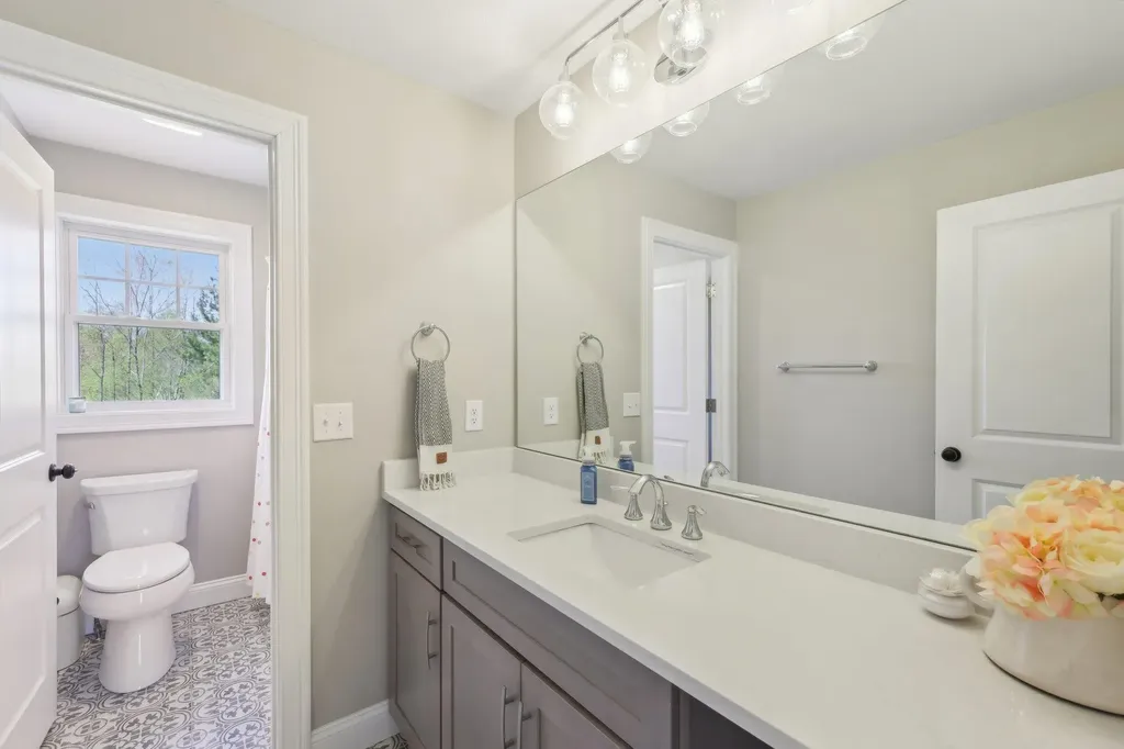 222 Standish Lane Hudson NH 03051