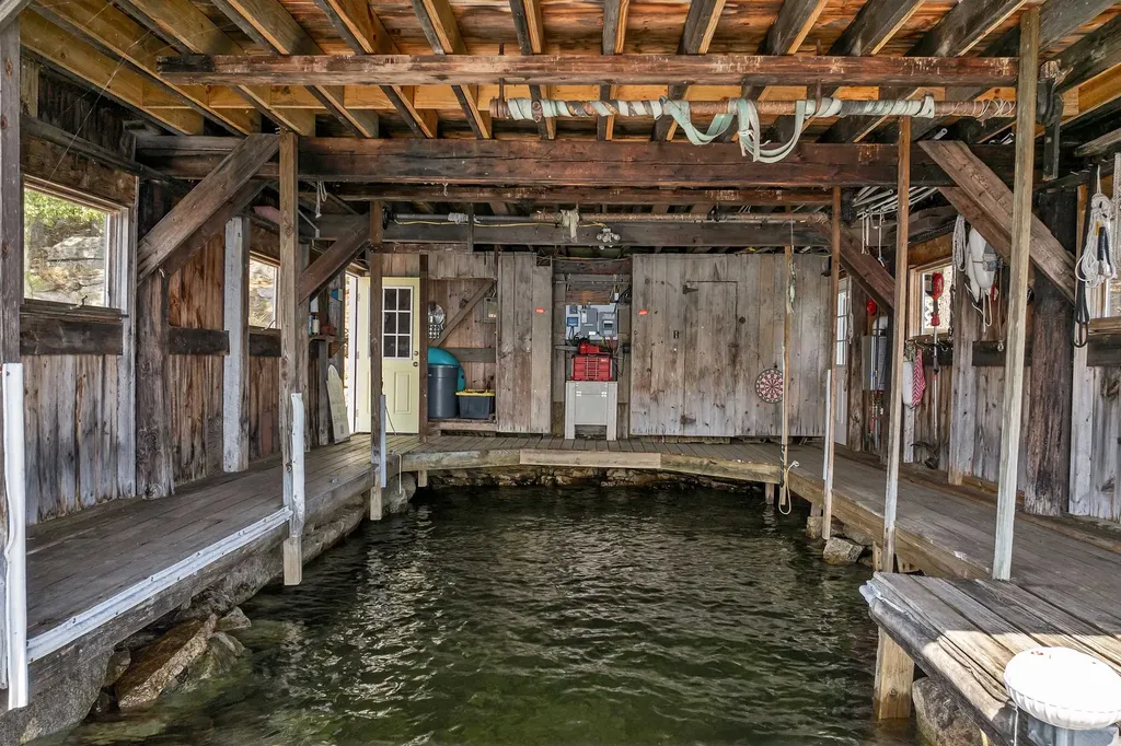 18 Diamond Island Gilford NH 03249